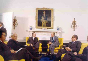 Слева направо: переводчик В.М.Суходрев, посол СССР в США А.Ф.Добрынин, А.А.Громыко, президент США Джеральд Форд (1974-77), госсекретарь США Генри Киссенджер